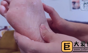 _A_Giantesses_Foot_Peeling